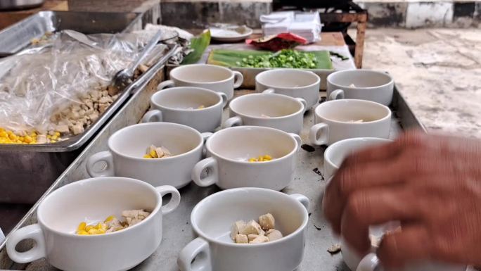 制作美味的祖帕汤的过程，一种适合婚礼餐饮的食物，风景视频
