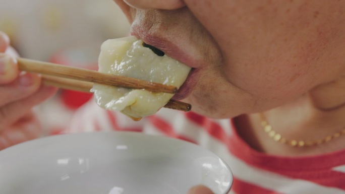 吃饺子时要倒醋