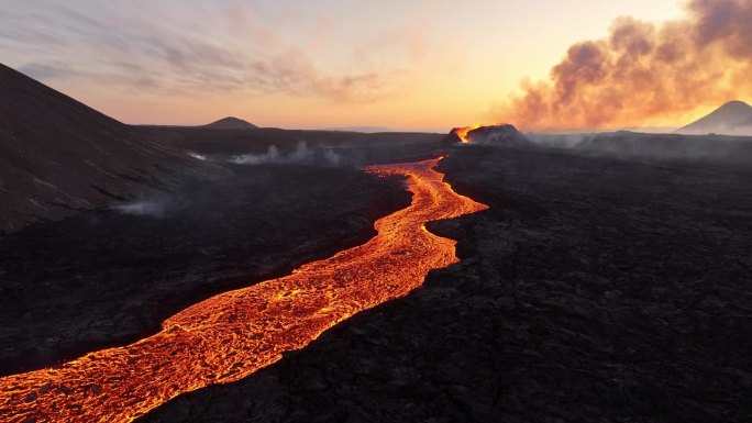 岩浆河火山喷发炽热的熔岩从冰岛地面喷发出来