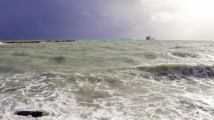 在戏剧性的天空下，siliflike海岸上的巨浪描绘了海上风暴。戏剧性的天空在siliflike的海