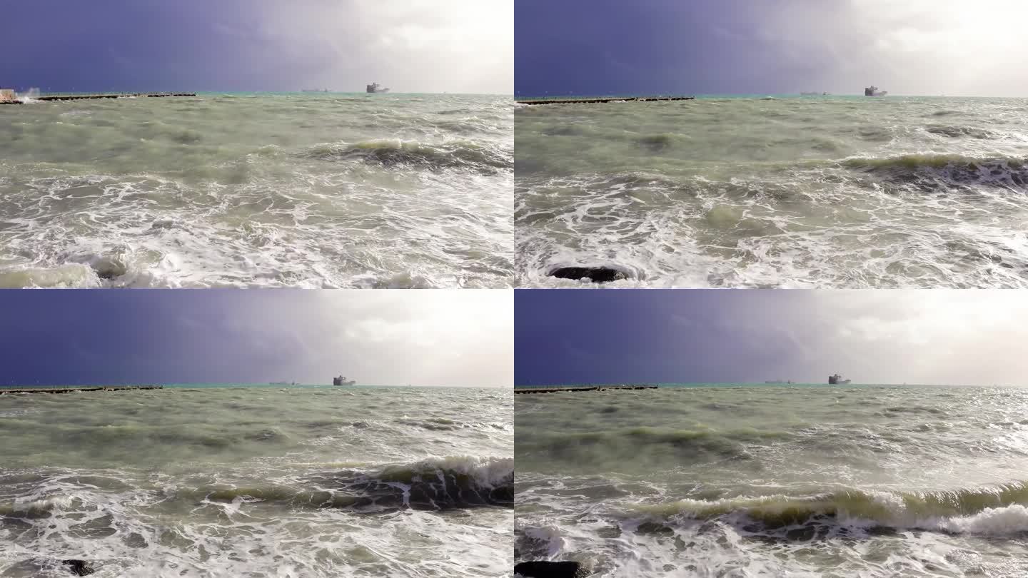 在戏剧性的天空下，siliflike海岸上的巨浪描绘了海上风暴。戏剧性的天空在siliflike的海