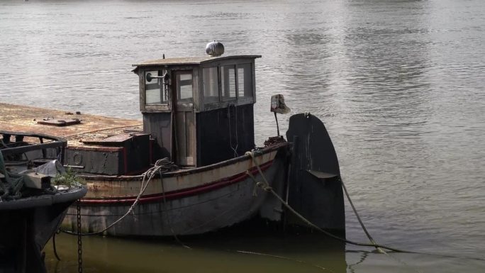 巴特西地区泰晤士河上的木船