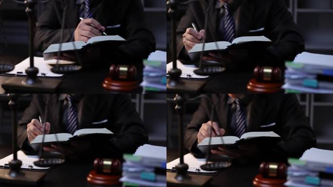律师在律师事务所阅读合同协议文件，处理案头文件。