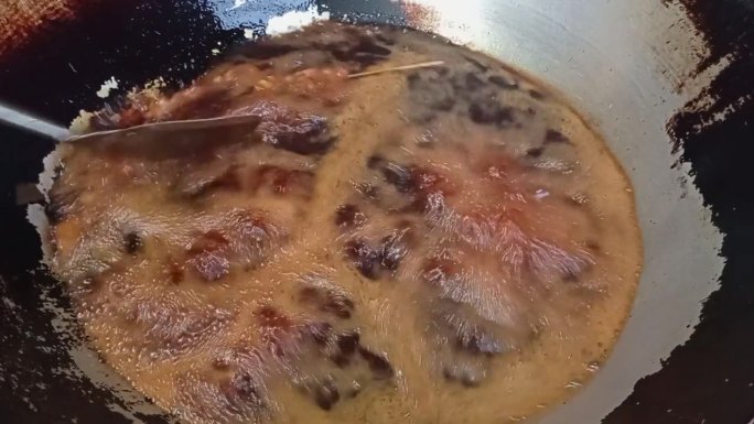用煎锅煎肠、鸡豆腐的过程。
