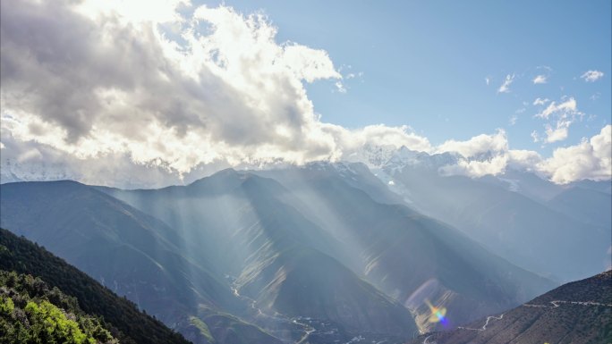 梅里雪山丁达尔效应延时拍摄