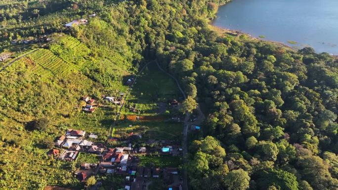 Pura Ulun Danu Tamblingan湖寺庙的空中无人机日出场景，印度尼西亚巴厘岛
