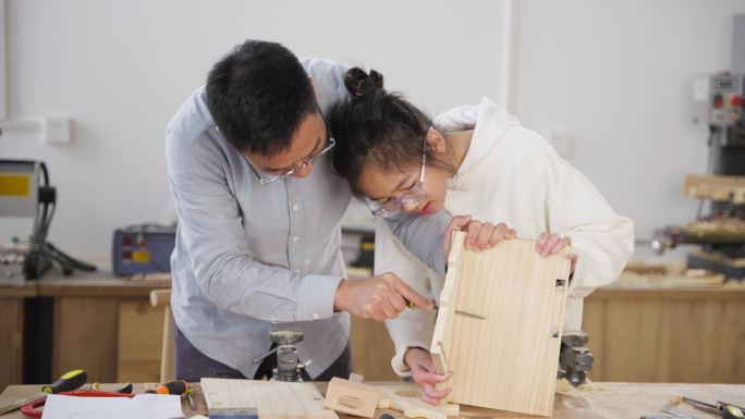 爸爸指导女儿动手实践做木工手工DIY设计