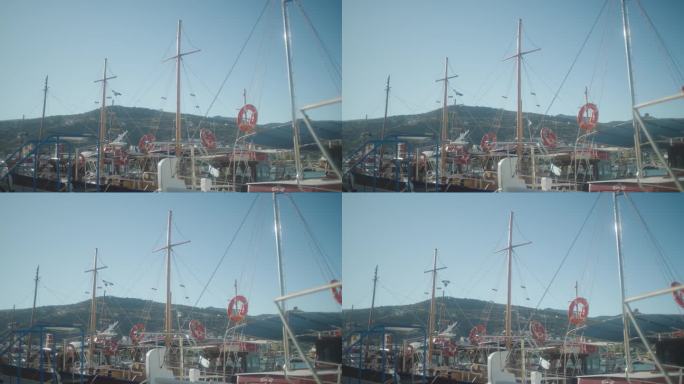 船桅的广角镜头，船旗在港口随风飘扬