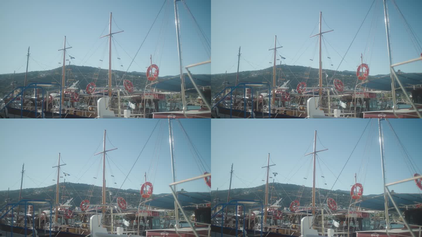 船桅的广角镜头，船旗在港口随风飘扬
