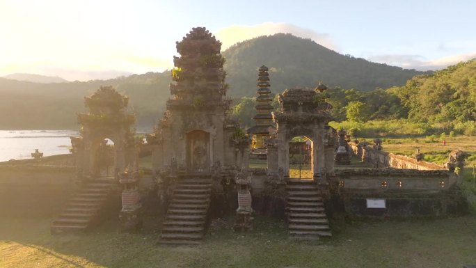 Pura Ulun Danu Tamblingan湖寺庙的空中无人机日出场景，印度尼西亚巴厘岛