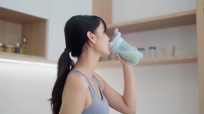 亚洲女性早上喝乳清蛋白