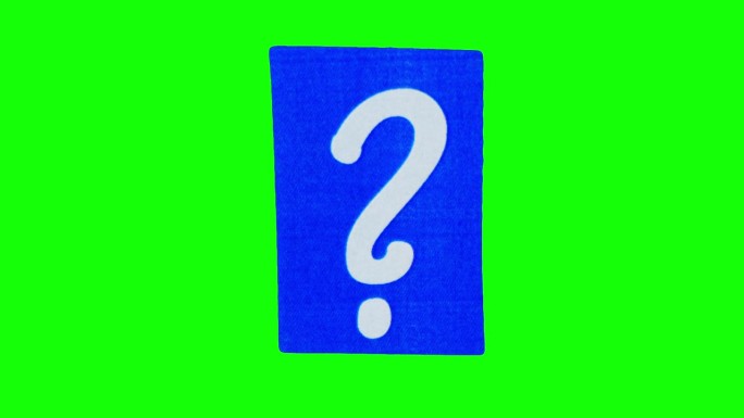 蓝色纸上的白色问号在绿色屏幕上的定格动作中被揉皱和打开
