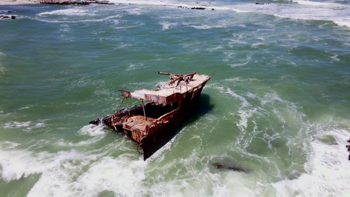 阿古拉斯海岸线上的美正丸38号锈蚀和风化的沉船，航拍