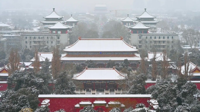 北京冬季景山公园下雪天古建筑风光