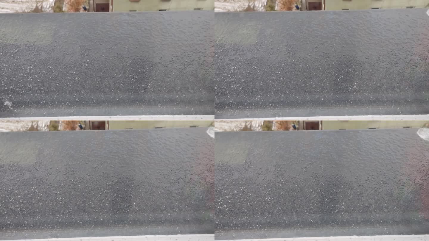 冬天被雪冻住的窗台