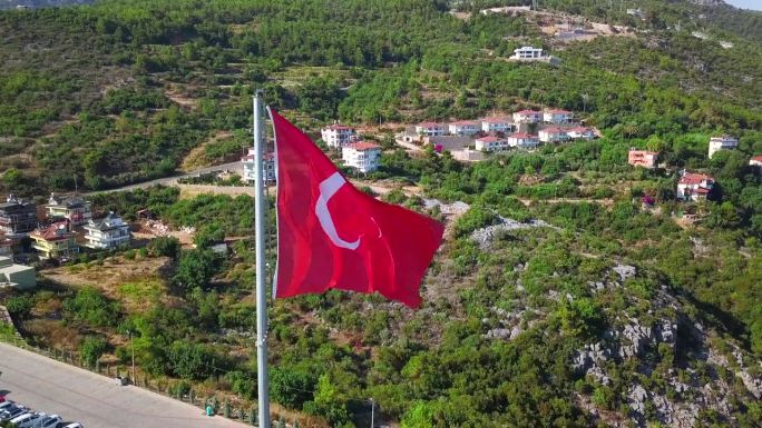鸟瞰土耳其国旗。夹。夏季青山绿水，草木林立。