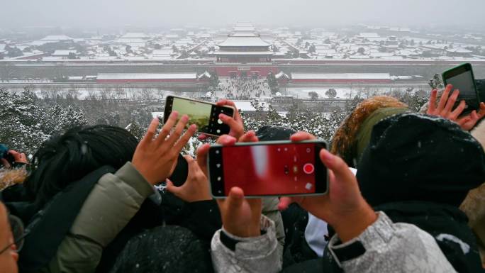 北京冬季下雪天景山公园赏雪的人群