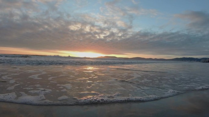 日出时海滩上海浪的详细场景
