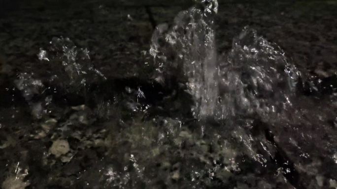 夜晚地上冒出的水泡地下水溢出地下涌泉喷出