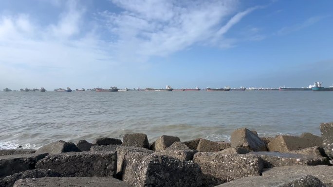 港口拥挤:集装箱货船在Patenga海滩，吉大港