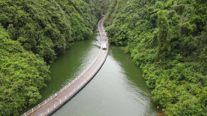 汽车行驶在恩施狮子关水上浮桥航拍