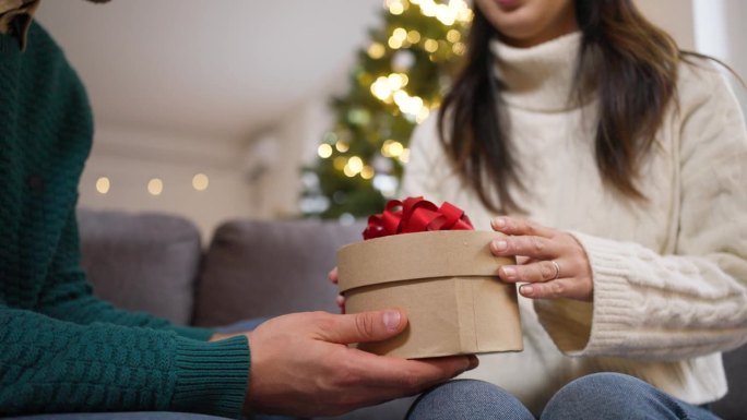 男子送圣诞礼物给日本女友一个惊喜