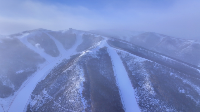 冬季山区雪景森林雪景风光雪地行驶的车辆