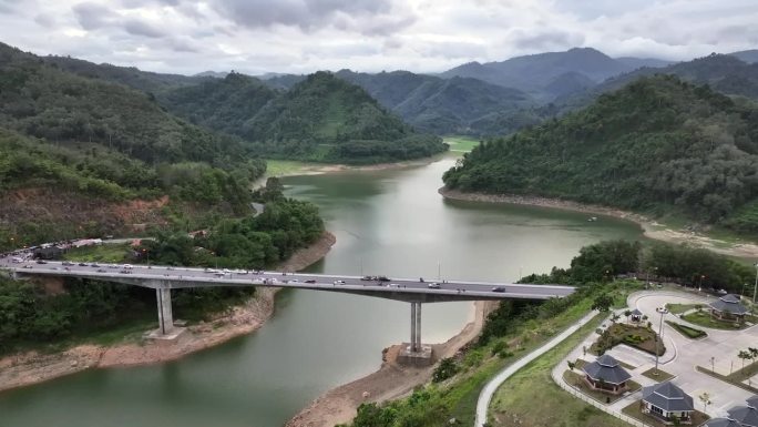 空中无人机高角度观察泰国南部水库或河流上的桥梁。泰国雅拉省Bang Lang Dam上的桥梁道路