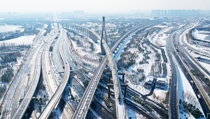 4k航拍 雪景中行驶的动车 高铁 雪景