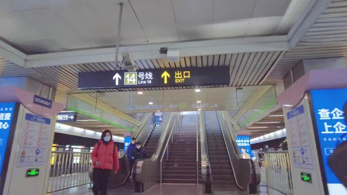 上海城市地铁乘客乘车人流视频素材