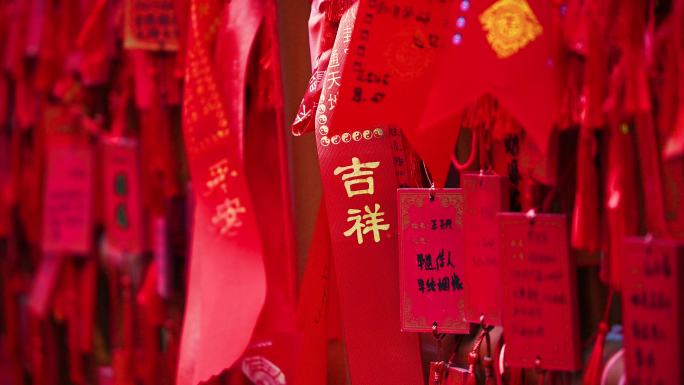 北京冬季下雪天烧香祈福庙宇风光