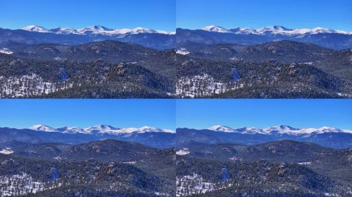 圣诞第一场雪常青三姐妹前Range丹佛山蓝天埃文斯航拍电影无人机清脆寒冷的早晨美丽的蓝天霜松树缩放圈