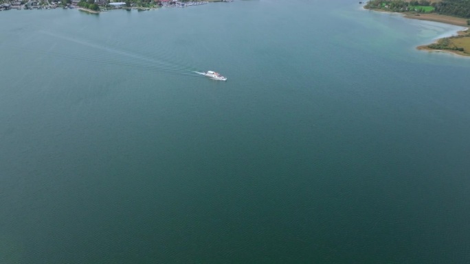 在德国的基姆西湖，游艇驶过巴伐利亚海。无人机航拍