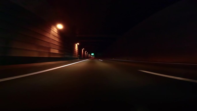 半夜开车穿过高速公路隧道