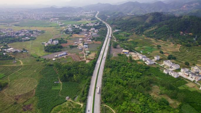 航拍穿过乡村的高速公路车流