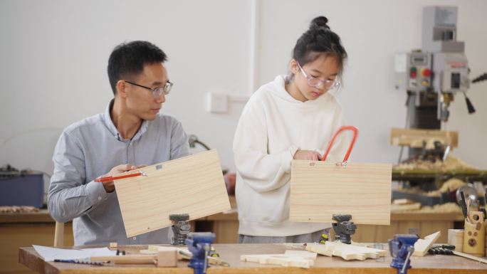 爸爸和女儿做木工手工DIY设计锯木板