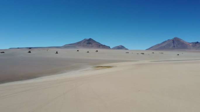 玻利维亚西南部的萨尔瓦多·达利沙漠，背景是典型的岩石和山脉