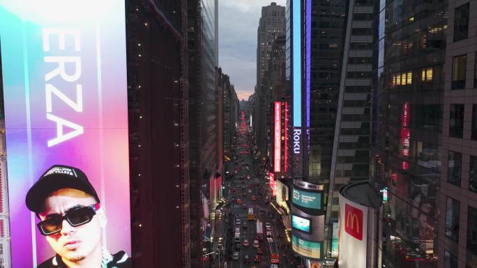 航拍纽约时代广场行人逛街购物汽车广告牌