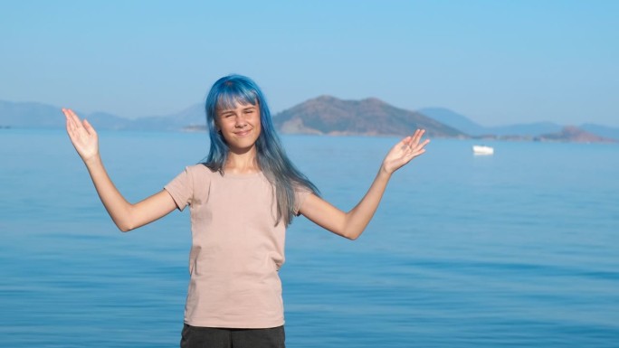 蓝头发的女孩在岸边挥手。