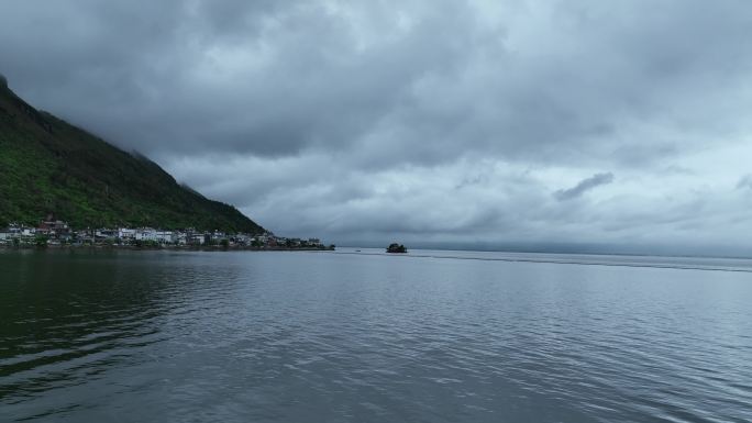 无人机沿湖面飞行大理洱海雨天风景朦胧美