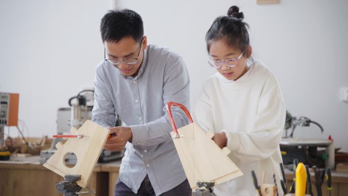 爸爸和女儿做木工手工实践教育设计锯木板