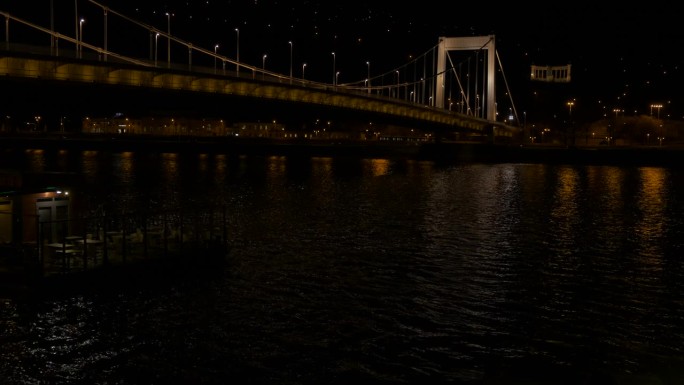 黑漆漆的多瑙河上用铁链照亮的桥。