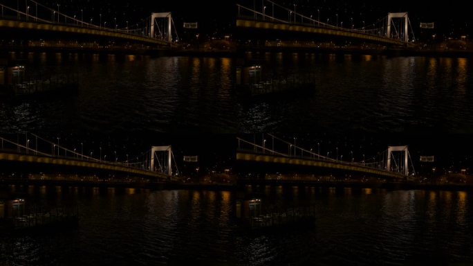 黑漆漆的多瑙河上用铁链照亮的桥。