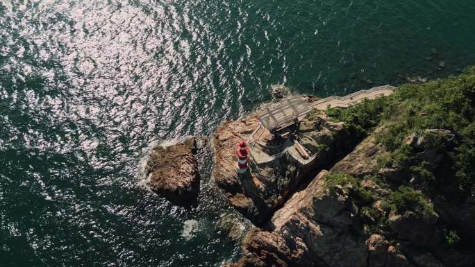 海边红色灯塔海水航拍