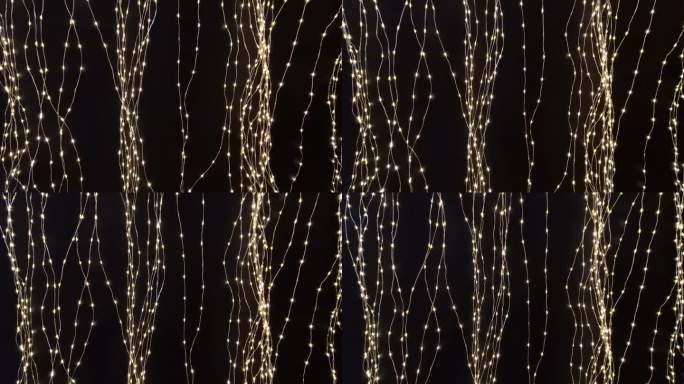 深蓝色背景上的光链酷似夜晚的星空。圣诞灯饰，树枝，圆，桦树皮，白色，