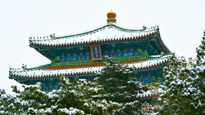 北京冬季景山公园下雪天古建筑风光