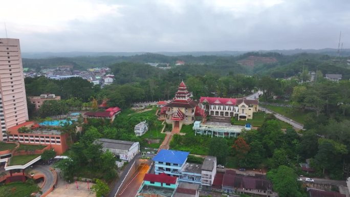 泰国南部雅拉省贝当市中心的空中无人机日出场景