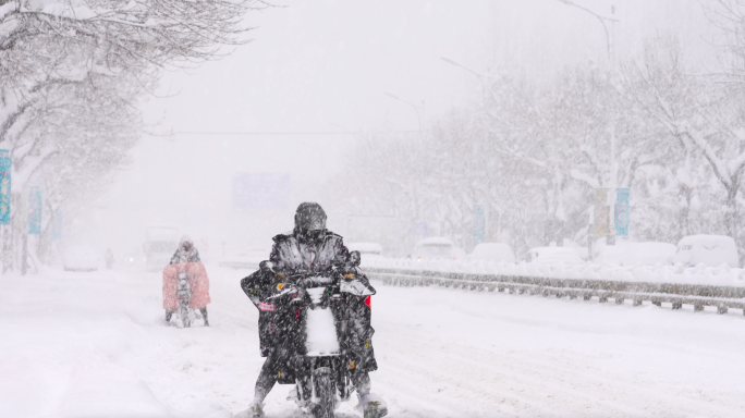 大雪中行走的人