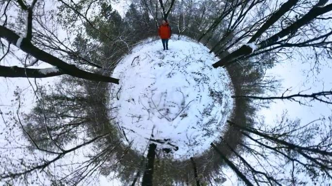 穿红夹克的男人欣赏冬天的雪林