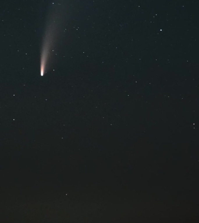 彗星在星空中划过夜空